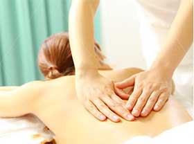 リンパマッサージの様子